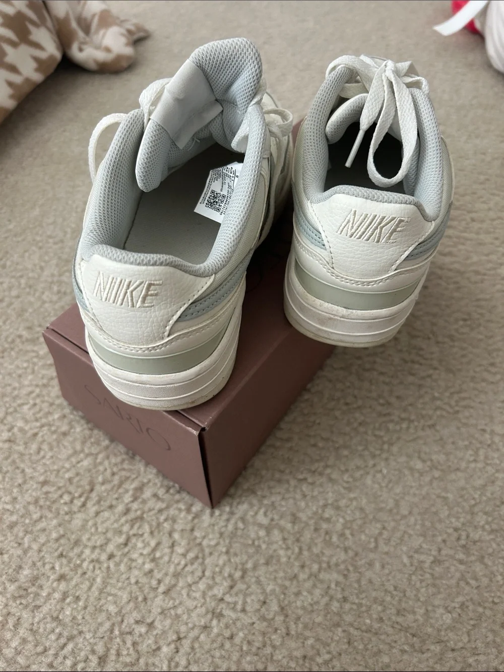 Nike Low-Top Sneakers in Off-White with Light Gray Swoosh